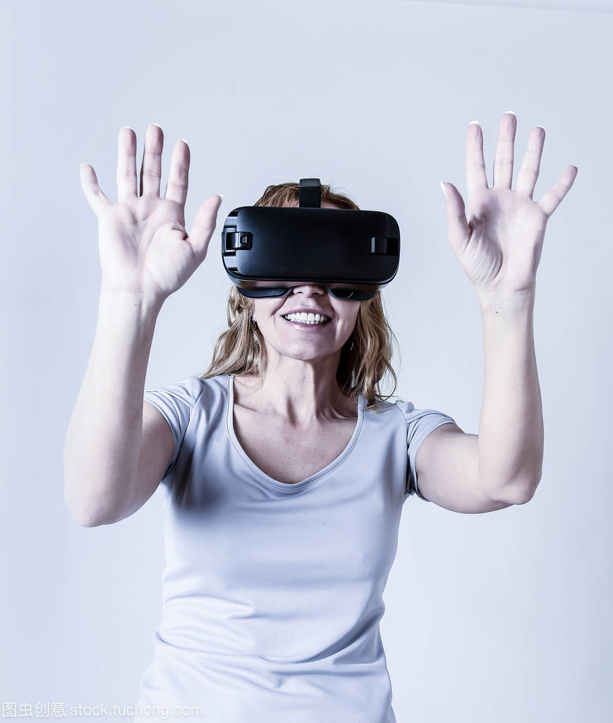 快乐和兴奋的美女均使用 3d 眼镜观看 360 虚拟现实视觉
